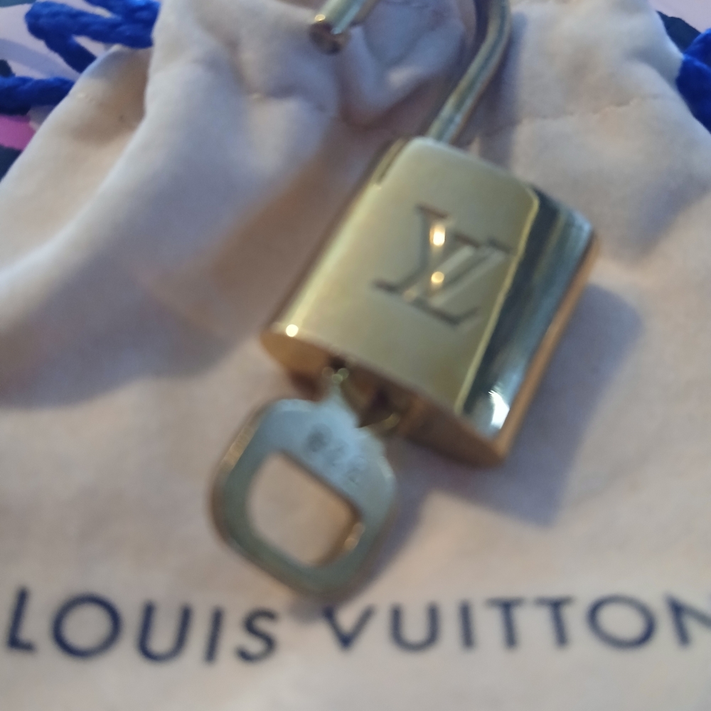 LV GOLD BRASS LOCK & KEY #328 DUST BAG INCLUDED - Picture 3 of 8